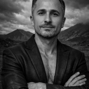 Dramatik Siyah Beyaz Portre: Dağlık Manzarada Karakter Çekimi